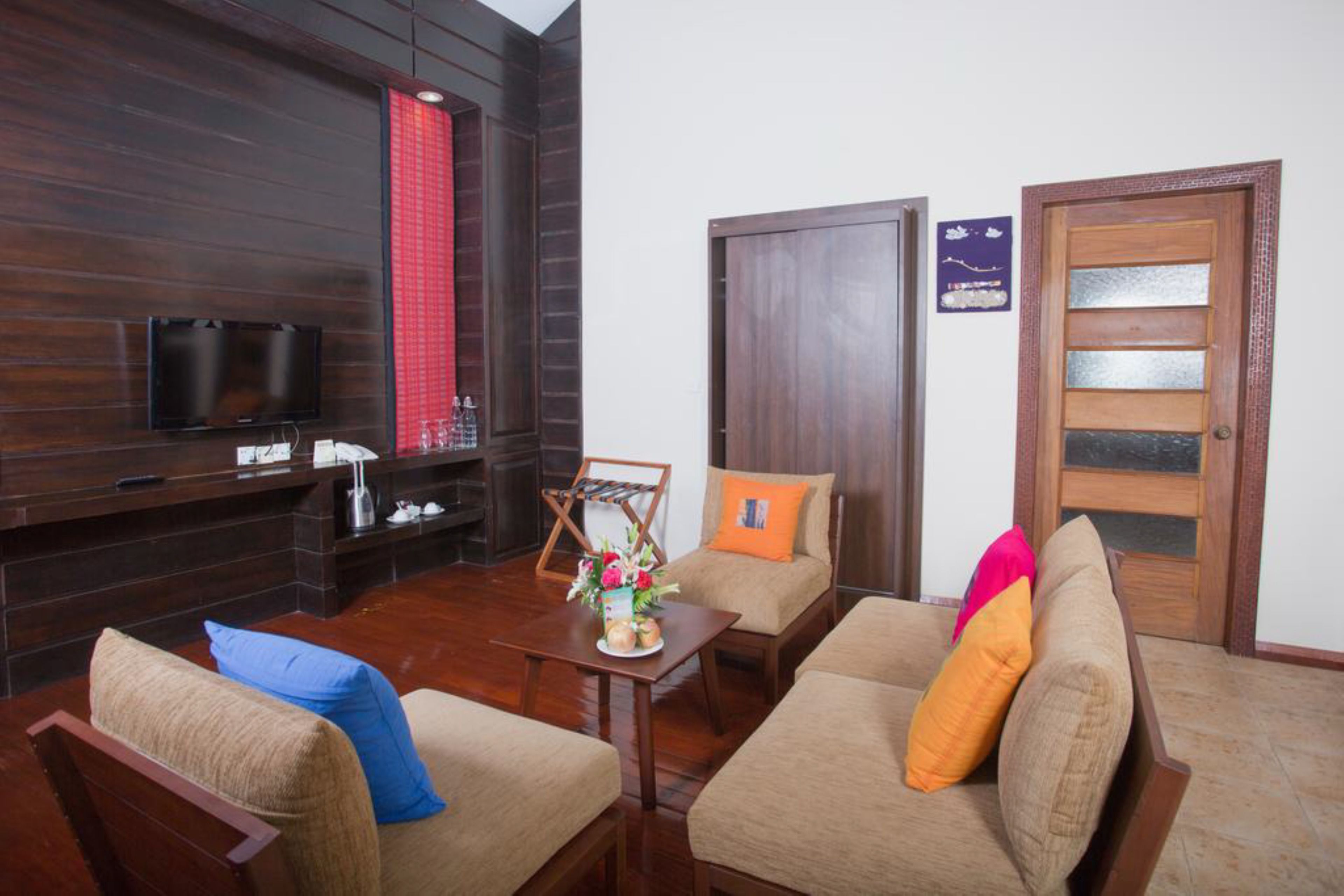 deluxe room | living area