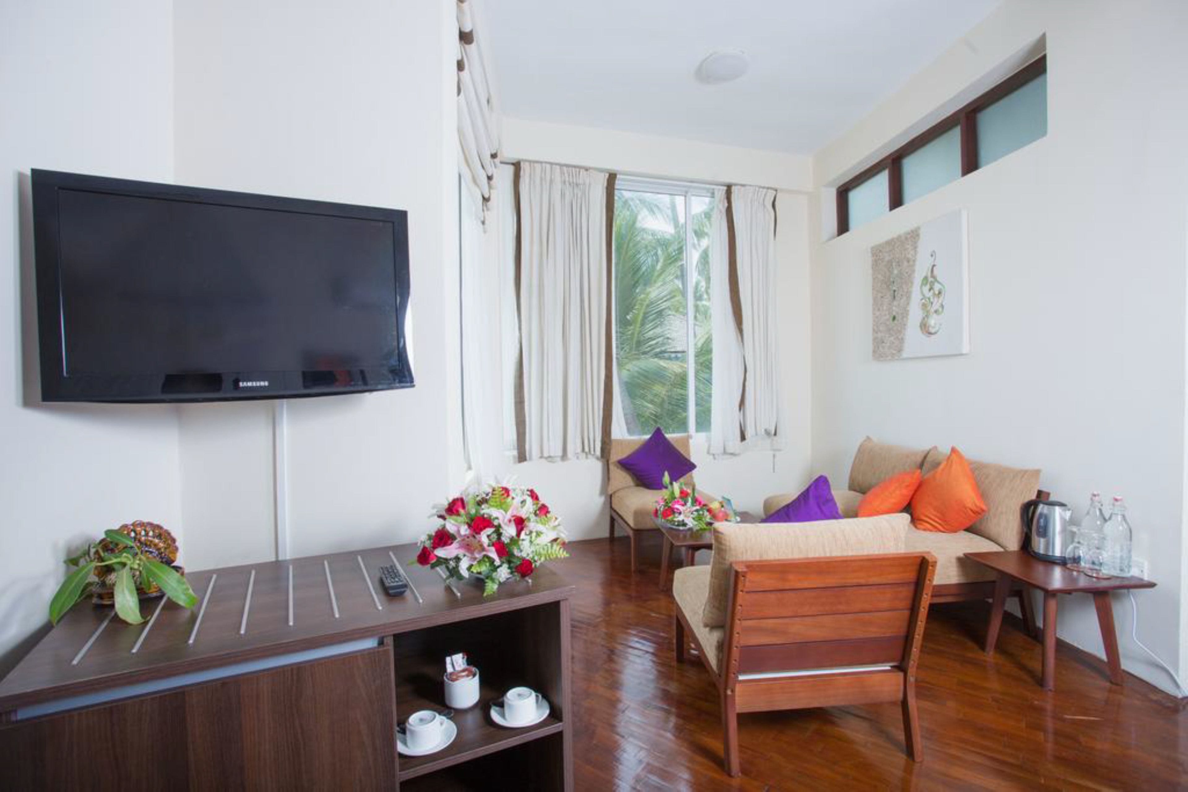 deluxe room | living area