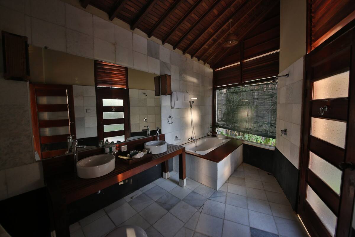 executive suite (grand cabana sea view) | bathroom | combined shower/bathtub, free toiletries, hair dryer, bathrobes