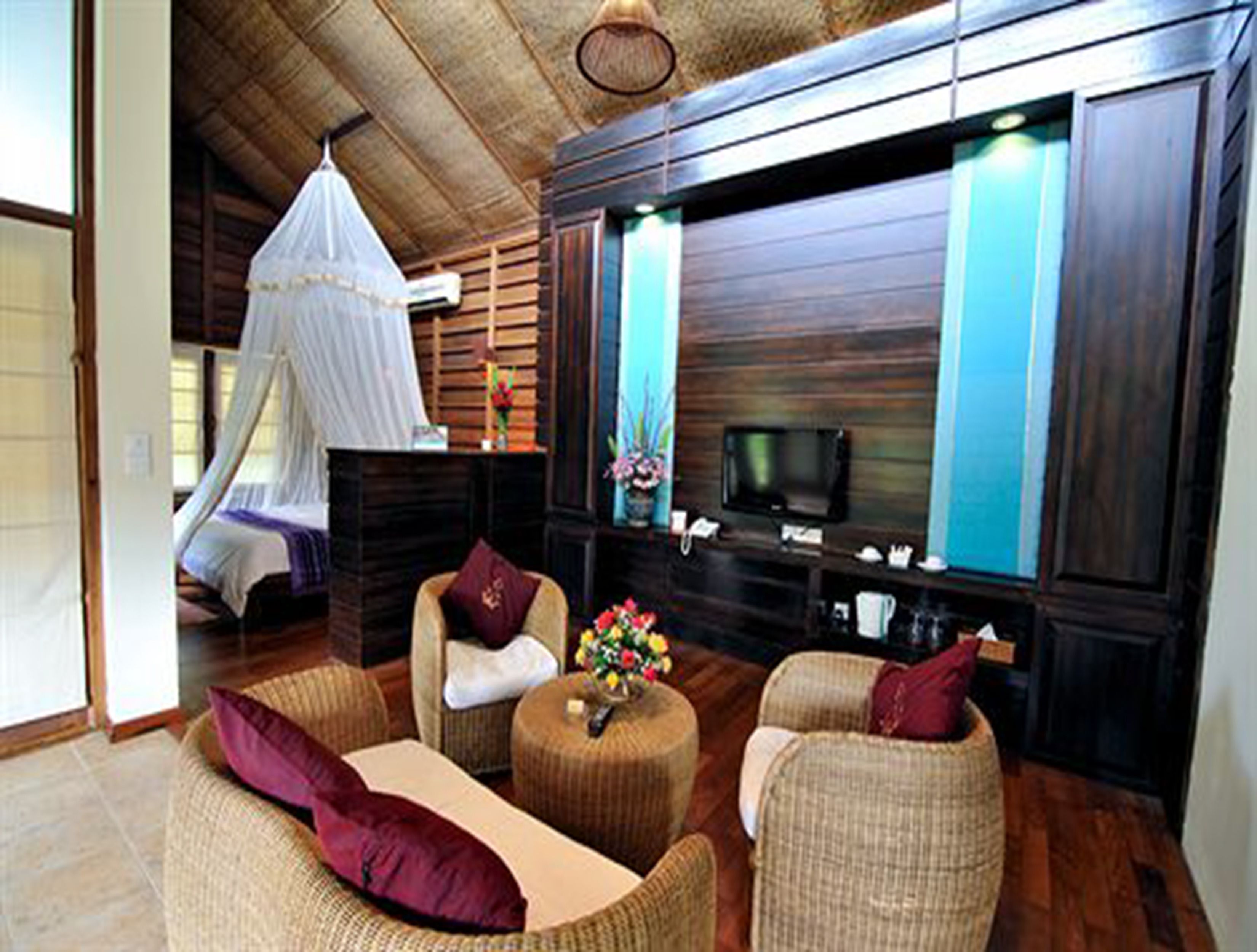 deluxe room | living area