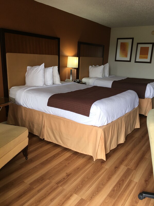 Standardzimmer, 2 Queen-Betten, Nichtraucher | Schreibtisch, Verdunkelungsvorhänge, kostenloses WLAN, Bettwäsche