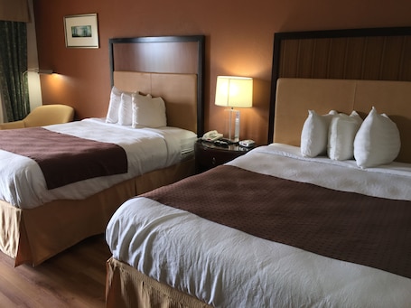 Escritorio, cortinas blackout, wifi gratis y ropa de cama