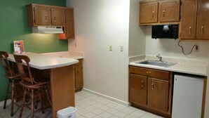Executive Suite, 1 King Bed, Non Smoking, Jetted Tub | 専用キッチン