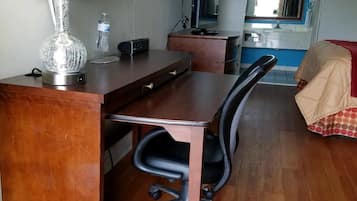 Standard Room, 1 King Bed, Non Smoking | 書桌、遮光布/窗簾、免費無線上網、床單