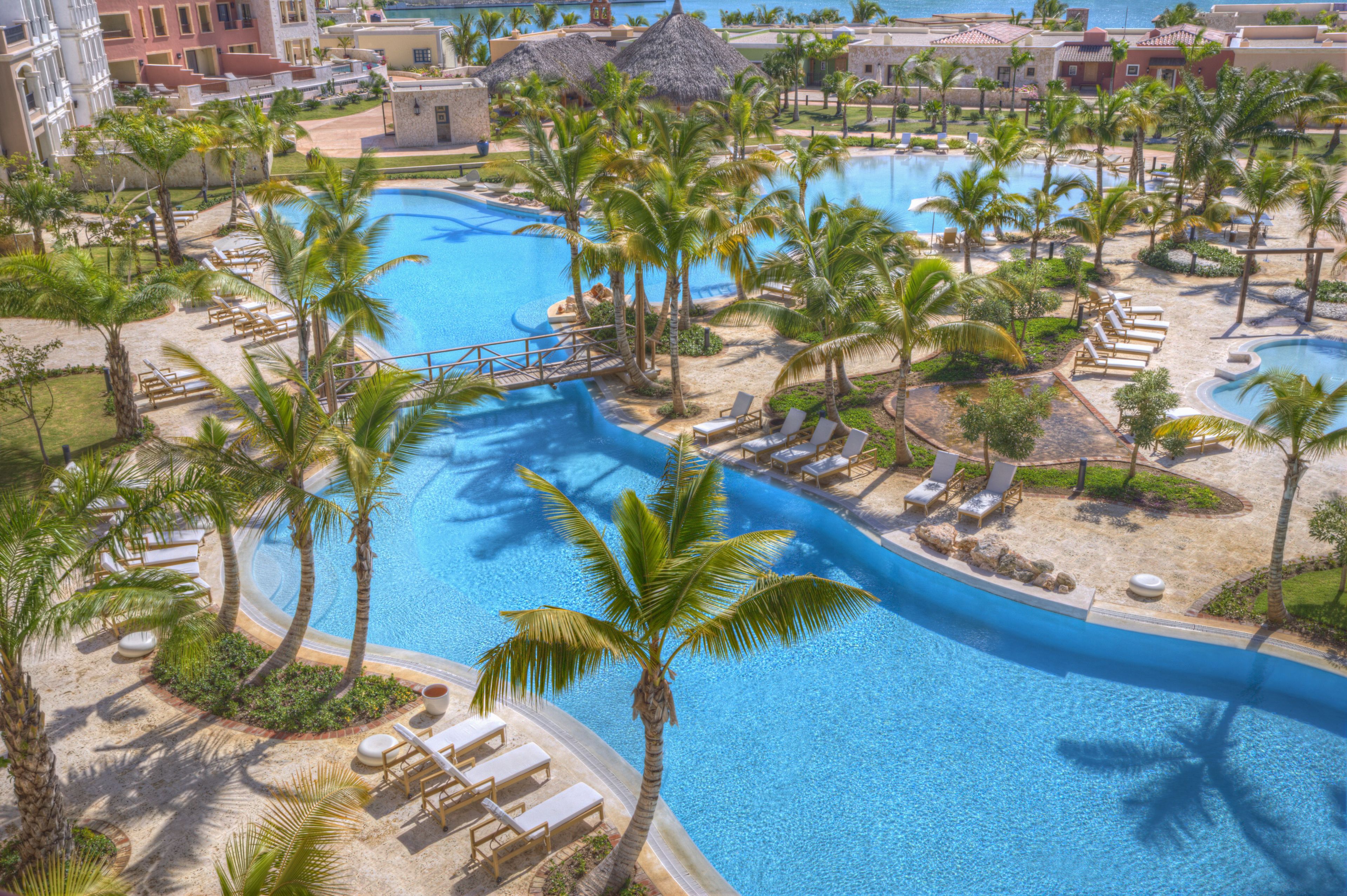 Piscine extérieure, parasols de plage, chaises longues