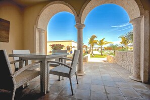 Studio, terrasse, bassengutsikt | Terrasse/patio