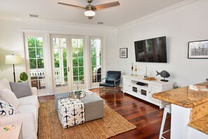 Casa geminada família, 2 quartos | Área de estar | TV de tela plana 50 polegadas com canais a cabo, TV