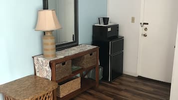 Double Room, 2 Queen Beds | Microwave