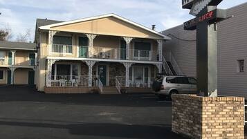A motel with a sign indicating 'River Road Motel' and 'No Vacancy'.