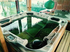 Indoor spa tub
