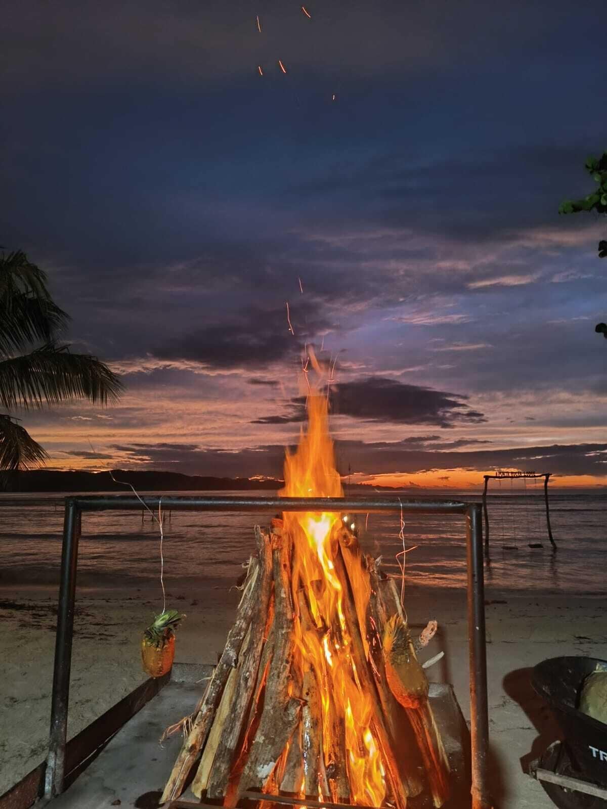 Un hogar a la orilla de la playa con vista al océano y al atardecer.