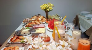 朝食 (ビュッフェ)、毎日提供 (無料)