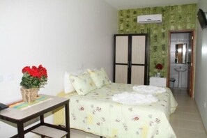 Quarto casal ou duplo standard, 1 cama de casal ou 2 camas de solteiro | Frigobar, cofres nos quartos, berços grátis, berço de viagem