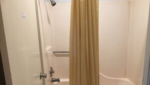 Bathroom shower - Flamingo Inn (Kissimmee)