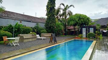 Una piscina al aire libre