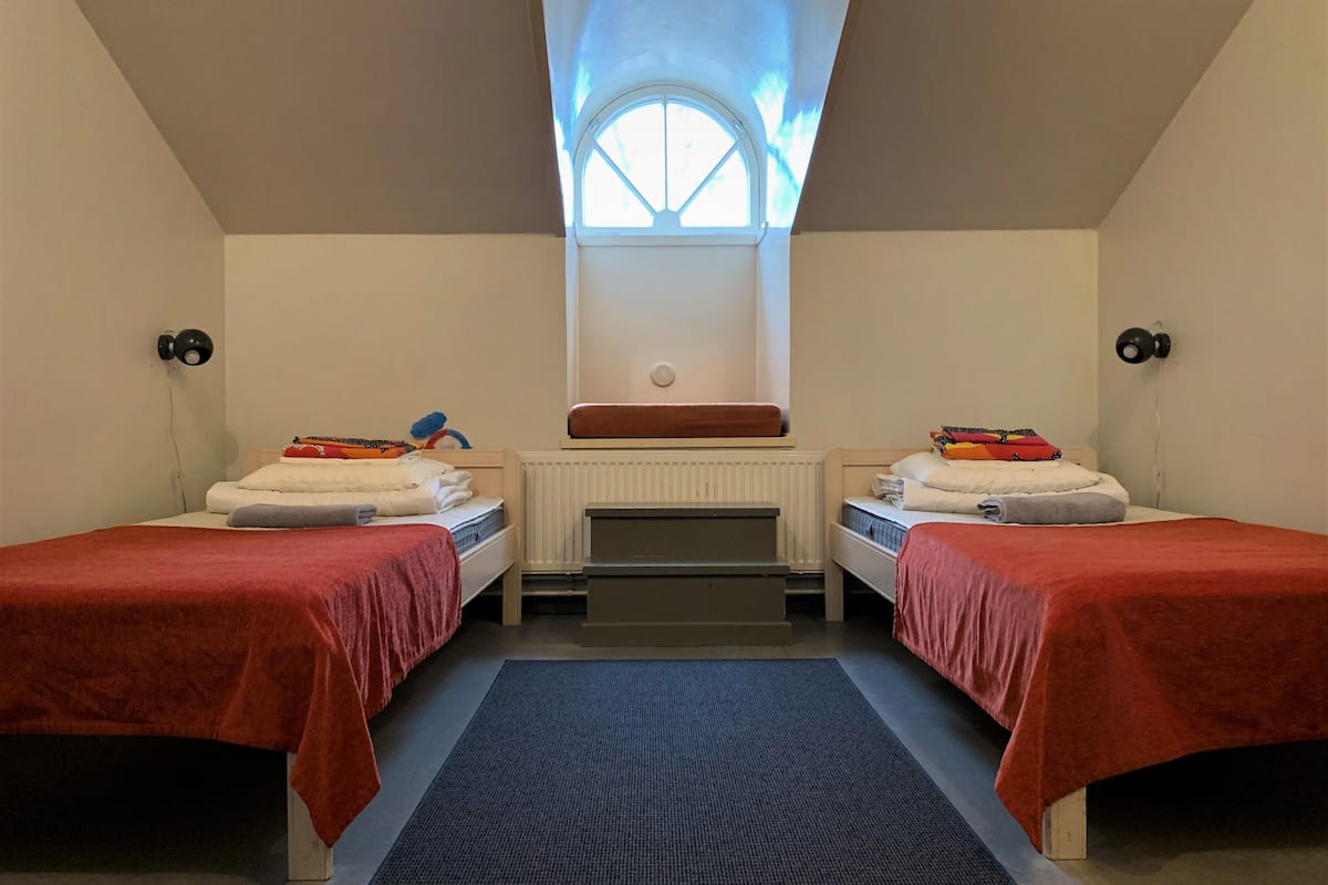 Twin Room, Shared Bathroom | Desk, free WiFi, bed sheets