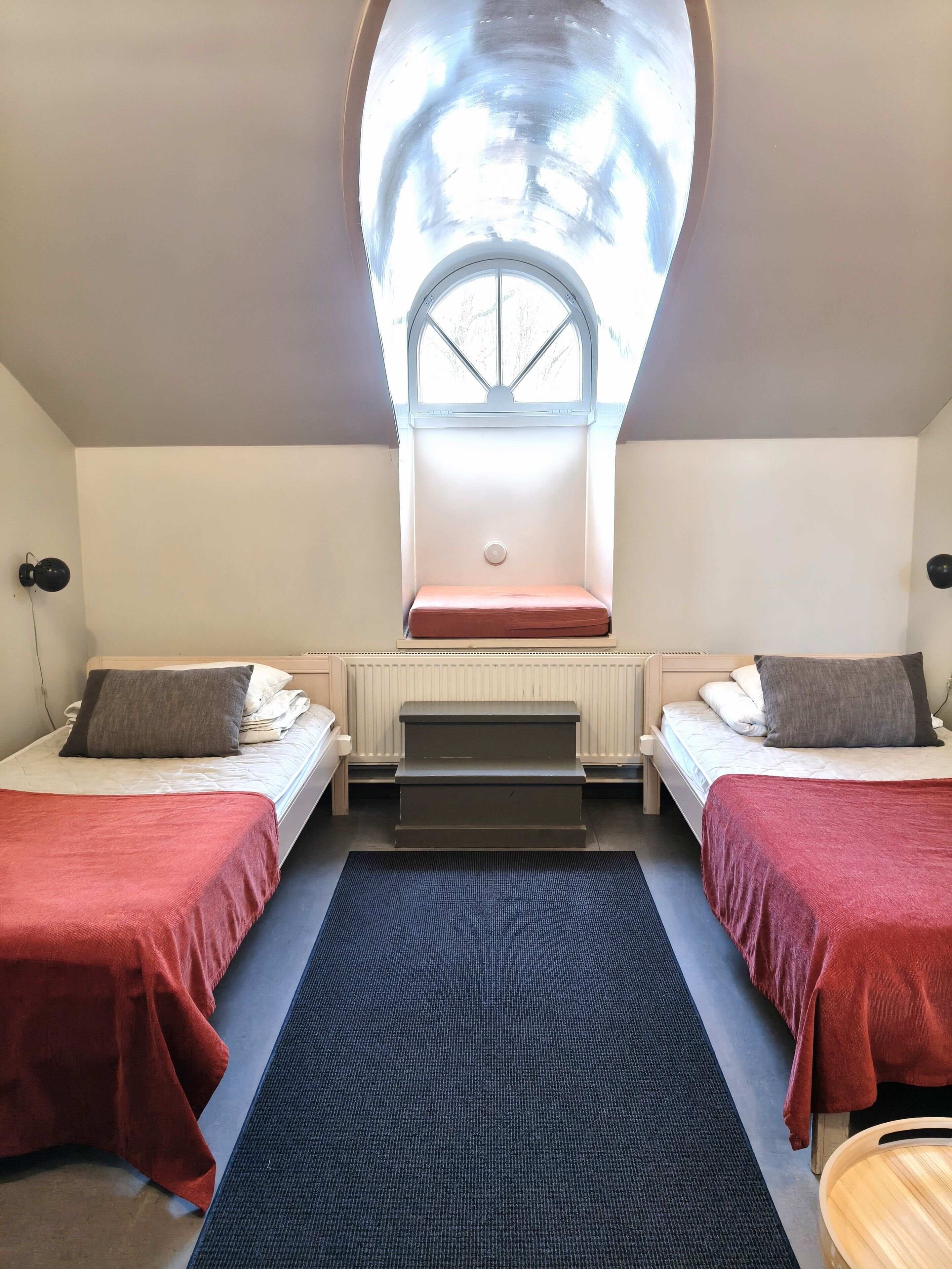 Habitación con 2 camas individuales, baño compartido | Escritorio, wifi gratis y ropa de cama 