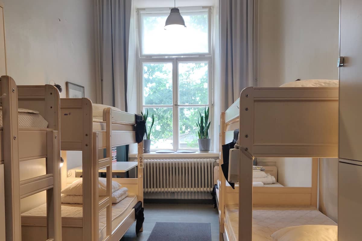 Basic Room | Desk, free WiFi, bed sheets