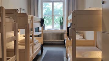 Eenvoudige kamer | Een bureau, gratis wifi, beddengoed