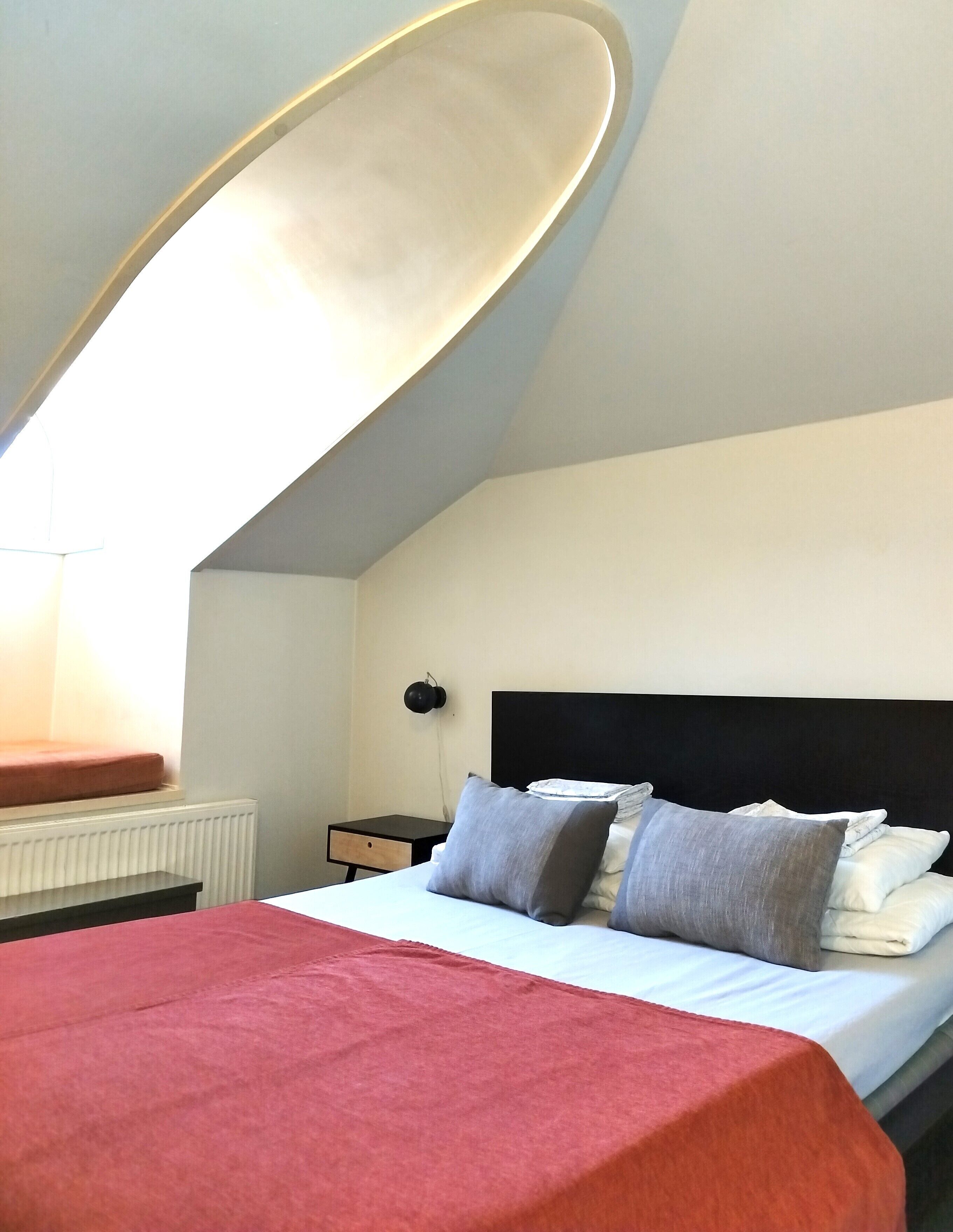 Habitación doble, 1 cama matrimonial, baño compartido | Escritorio, wifi gratis y ropa de cama 