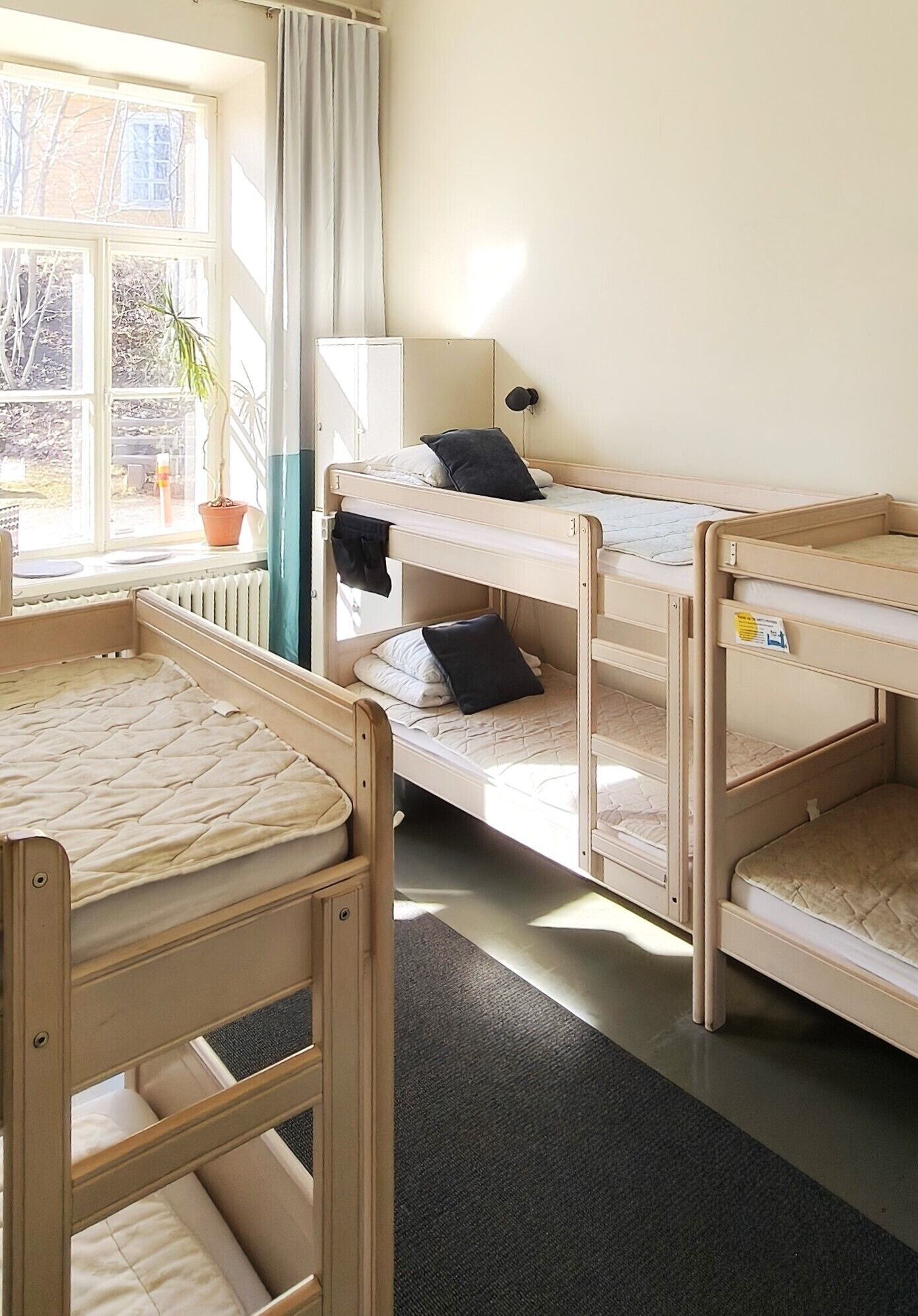 Dormitorio compartido, solo para mujeres | Escritorio, wifi gratis y ropa de cama 