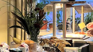 Café da manhã com buffet todos os dias (EUR 9.00 por pessoa)