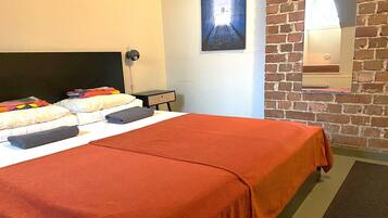 Tweepersoonskamer, 1 tweepersoonsbed, gedeelde badkamer | Een bureau, gratis wifi, beddengoed