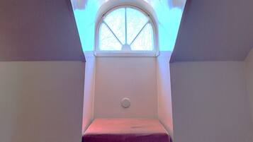 Twin Room, Shared Bathroom | Desk, free WiFi, bed sheets