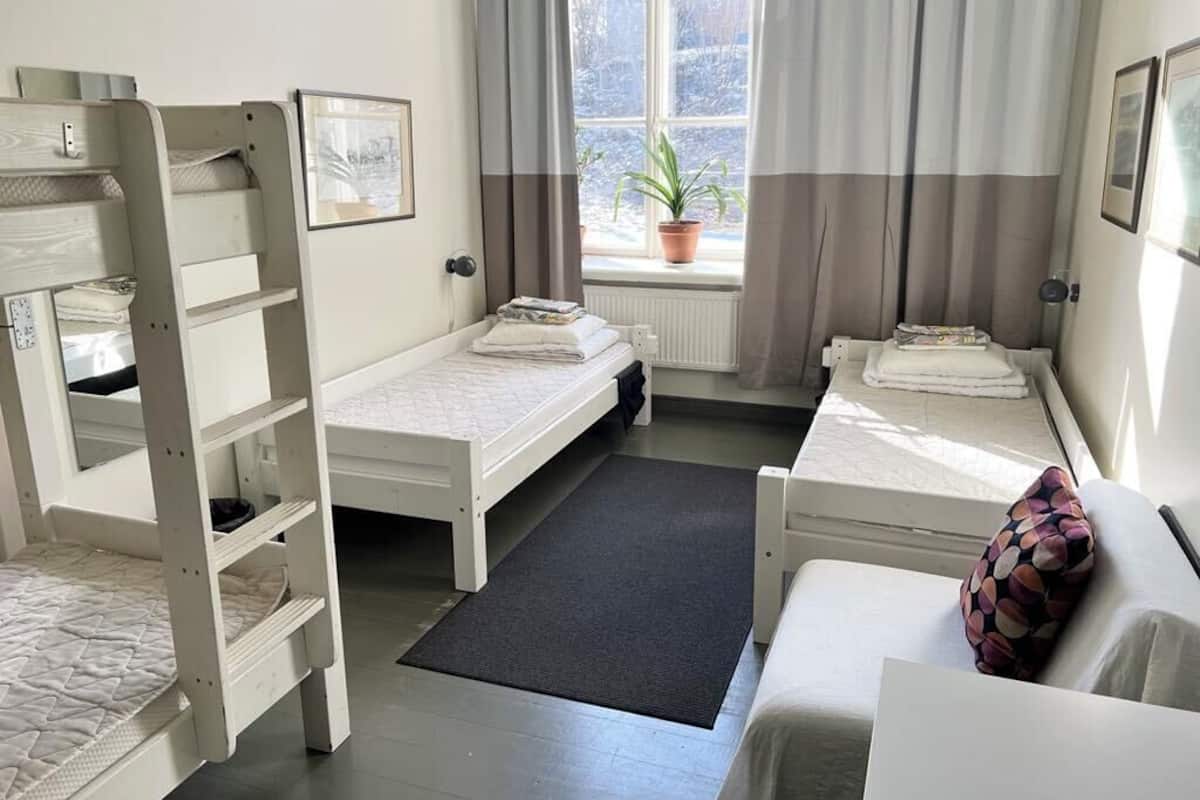 Habitación cuádruple, baño compartido | Escritorio, wifi gratis y ropa de cama