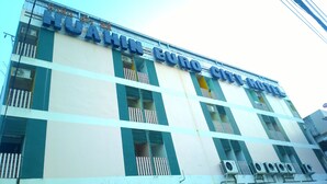 A building with the sign "HUATIN BUM CITY HOTEL". - Huahin Euro City Hotel (Hua Hin)