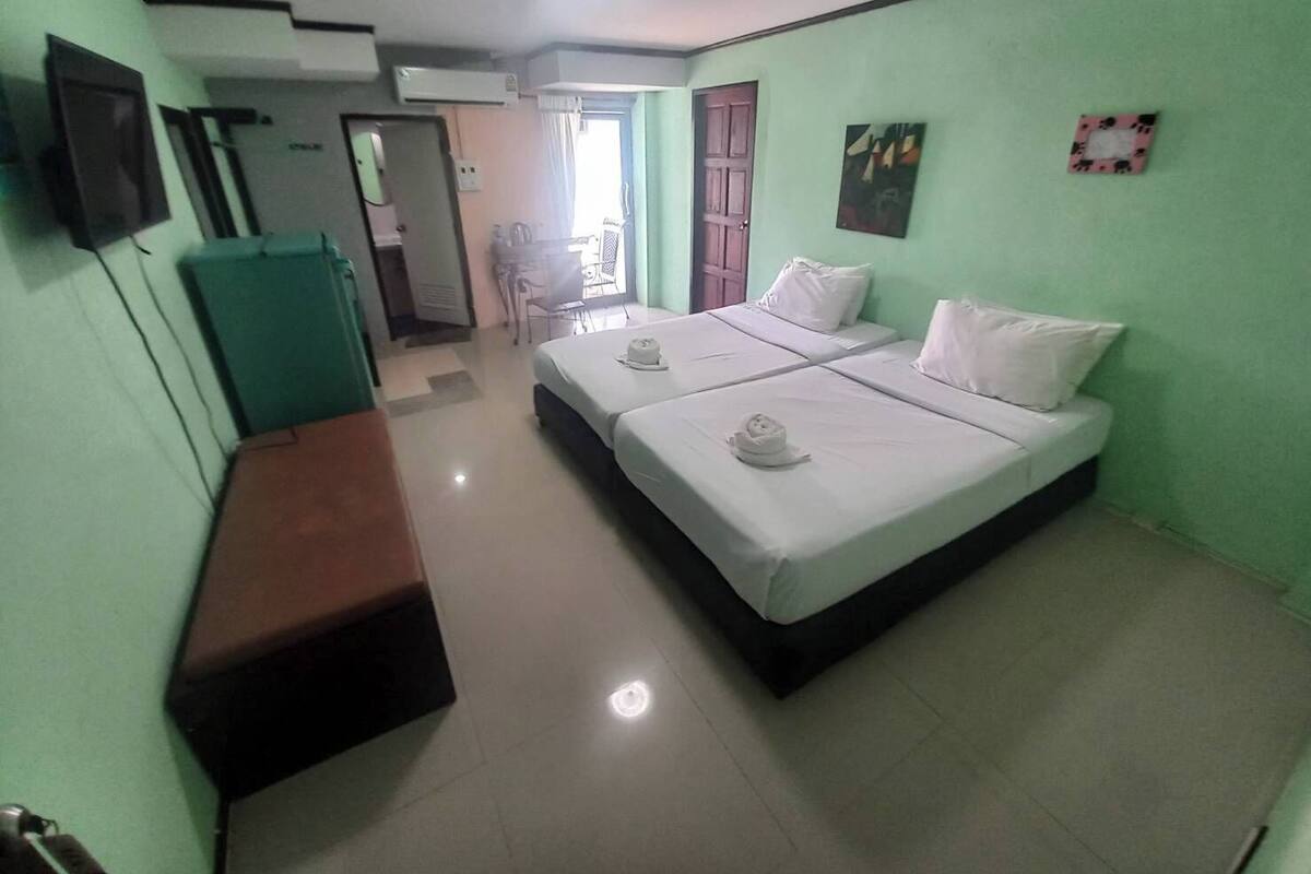 In-room safe, free WiFi, bed sheets
