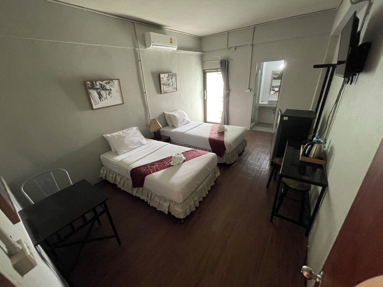 In-room safe, WiFi (free), bed sheets