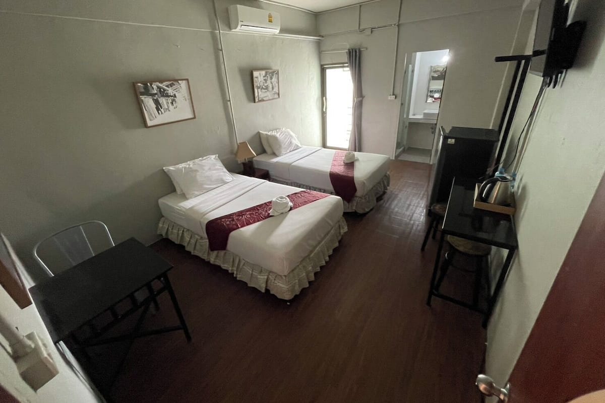 In-room safe, WiFi (free), bed sheets
