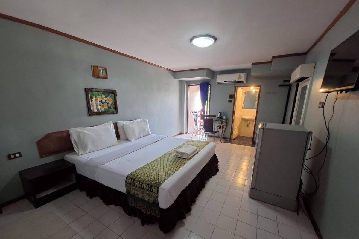 In-room safe, free WiFi, bed sheets