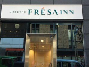 L’entrée d’un hôtel, avec une enseigne indiquant « Sotetsu FRESA INN ».