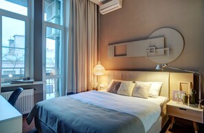 Minibar, pengeskab på værelset, skrivebord, lydisolering