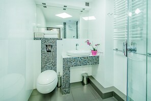 Departamento Deluxe, balcón (air condition) | Baño | Secadora de cabello y toallas
