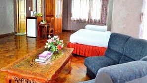 ميني بار وخزنة داخل الغرفة ومكتب ومكواة/لوح كي