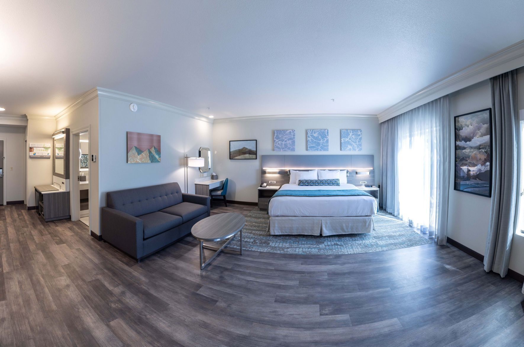 Luxe beddengoed, pillowtop-bedden, een kluis op de kamer, een bureau