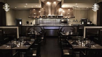 2 restaurantes; se sirve desayuno, almuerzo y cena; cocina regional