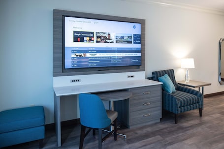 Junior Room | Premium bedding, pillowtop beds, in-room safe, desk. Blue Lake Casino & Hotel
