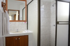 Shower, free toiletries, towels