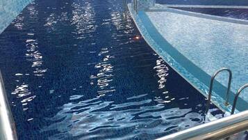 Kolam renang tertutup