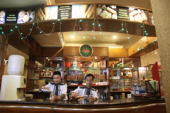 Bar (on property) - Excel Treasure Hotel (Yangon)