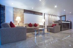 Lobby sitting area - Thomson Hotel Huamark (Bangkok)