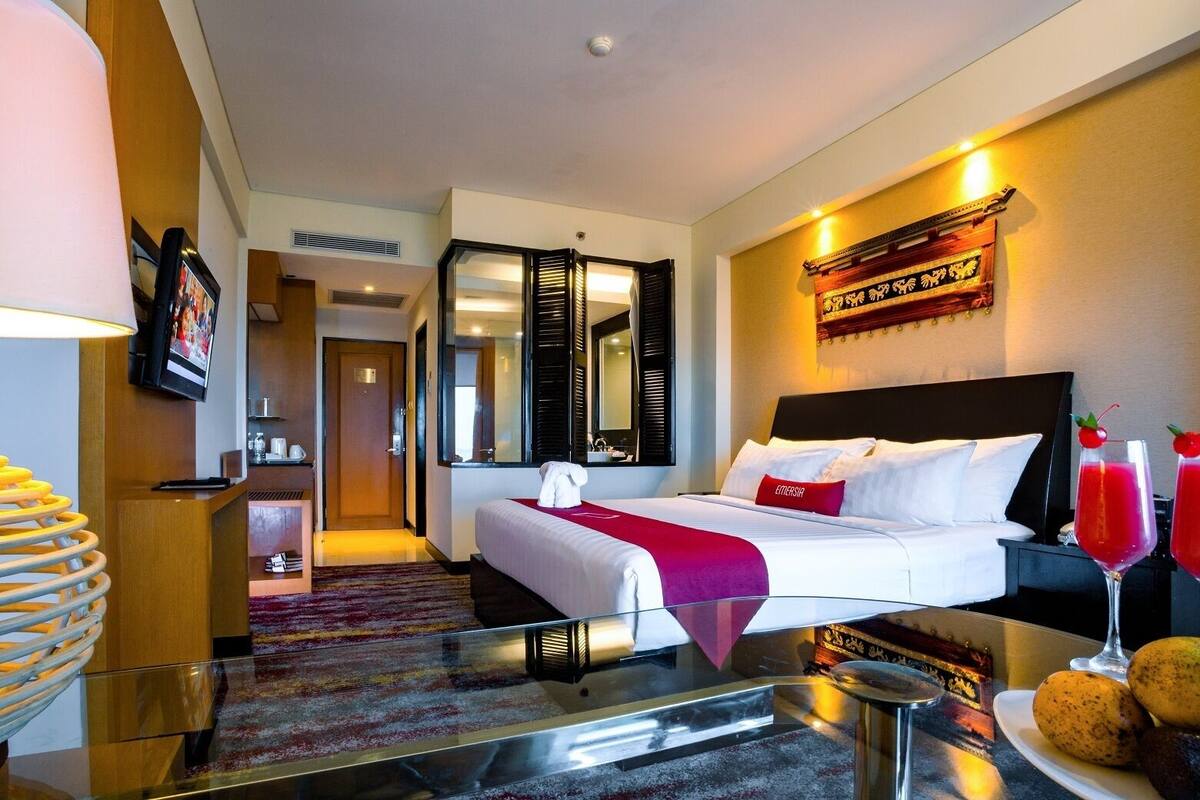 Une chambre d’hôtel avec un lit, un bureau, une télévision et une salle de bain.