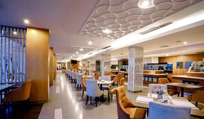 Breakfast, lunch and dinner served - Emersia Hotel & Resort (Bandar Lampung)