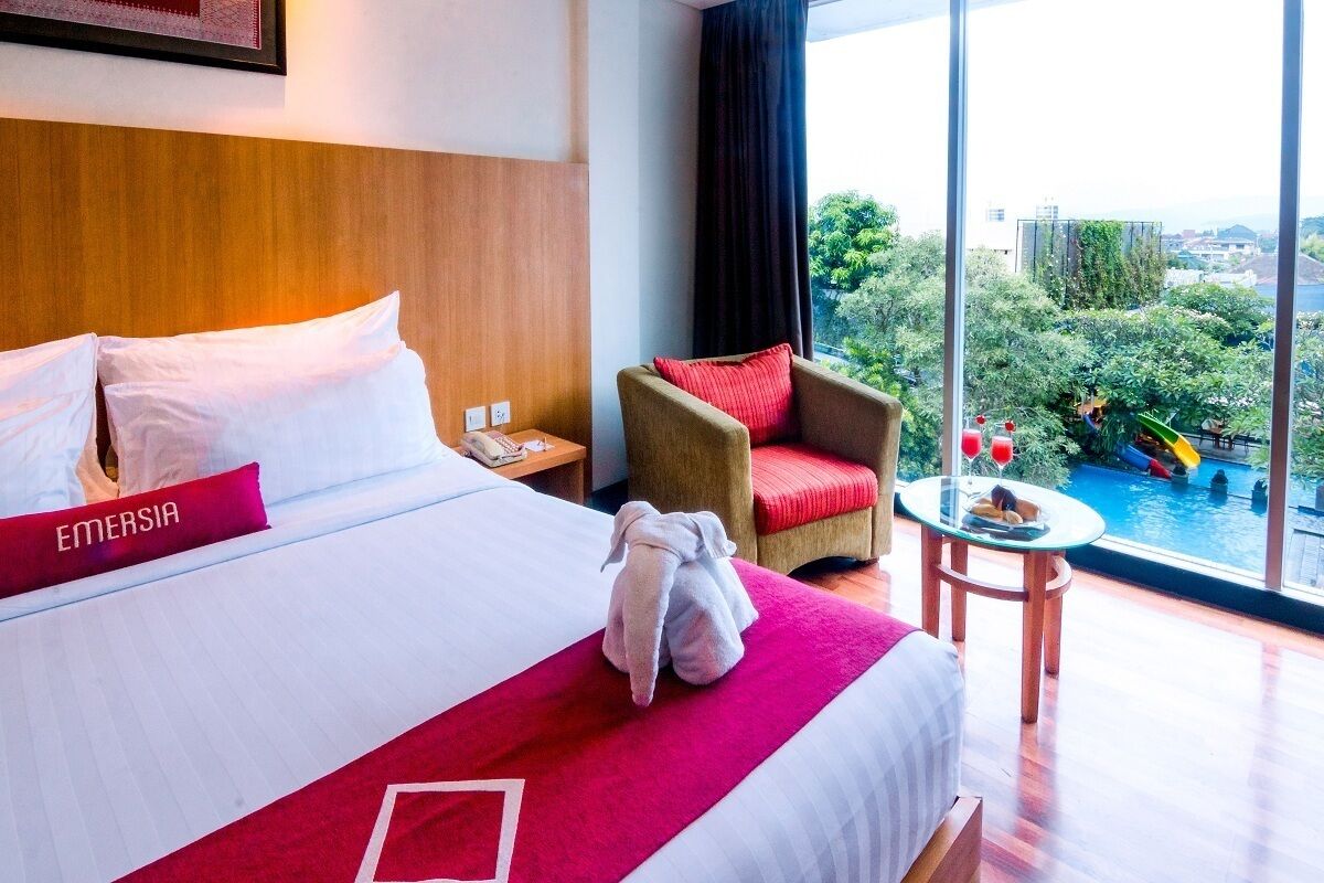 deluxe room, 1 king bed | minibar, in-room safe, desk, blackout curtains