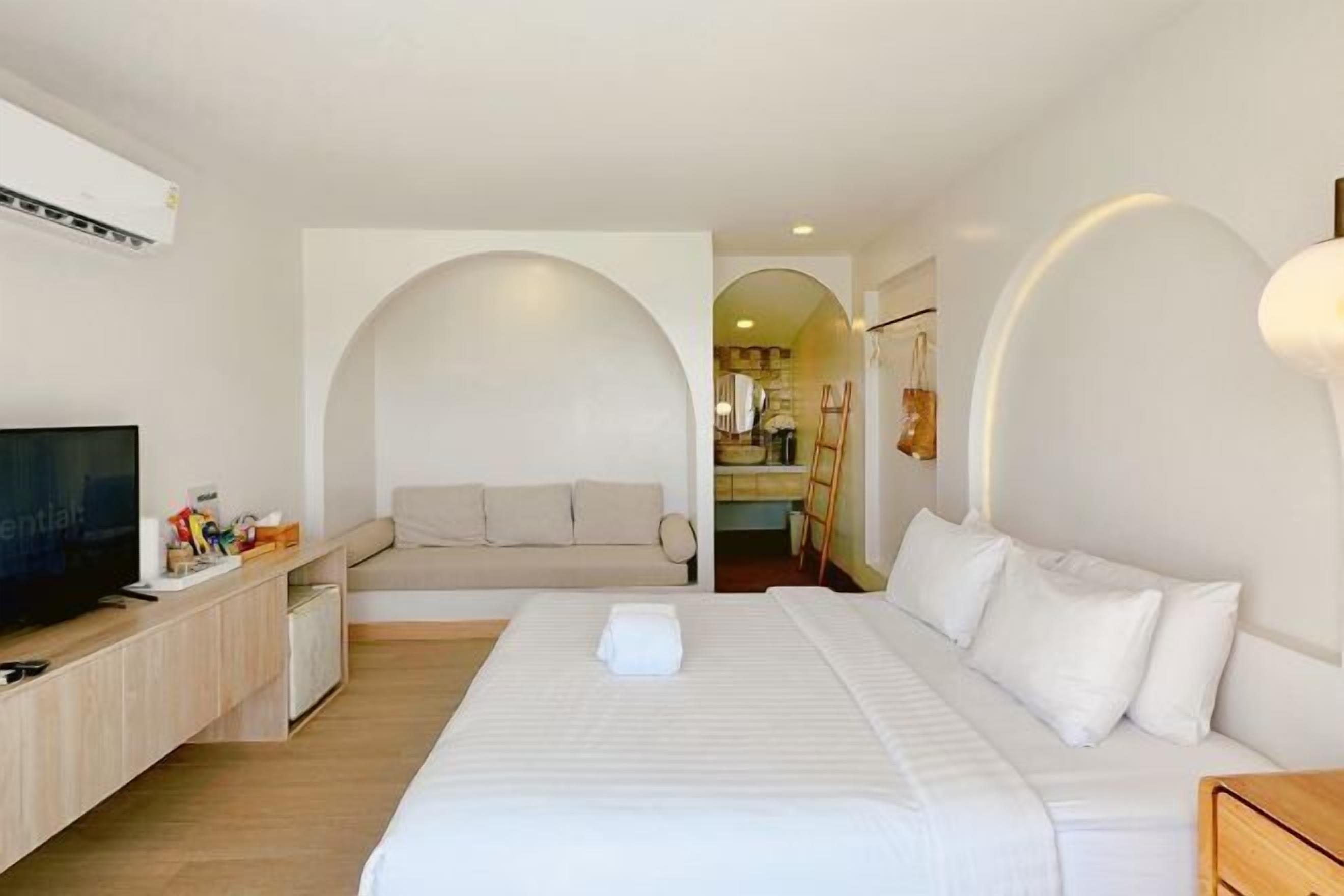 Minibár, széf a szobában, sötétítőfüggöny és hangszigetelés