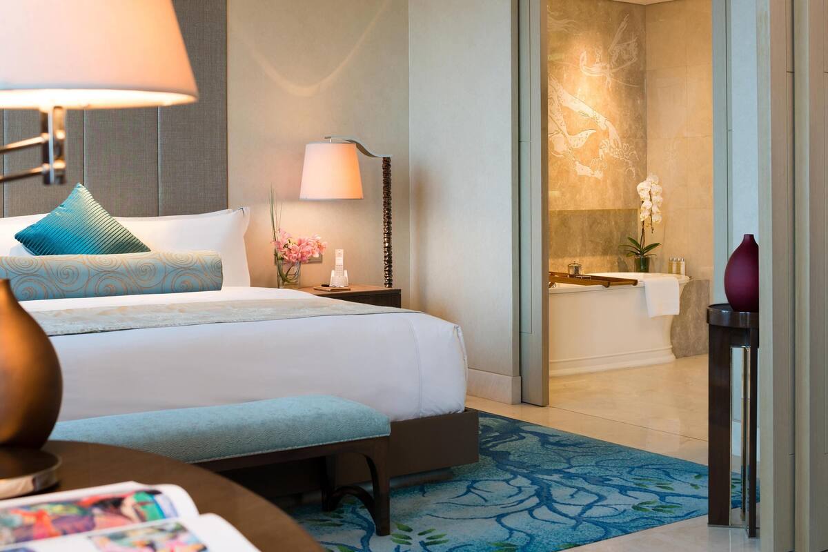 Raffles, Room, 1 King Bed, Smoking | 1 bedroom, Egyptian cotton sheets, premium bedding, minibar